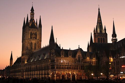 Lakenhalle Ieper, België bij nacht