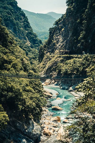 Hangbrug in het Taroko Gorge National Park in Taiwan van Expeditie Aardbol