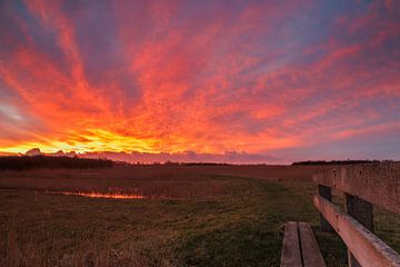Sky on fire boven Noord-Holland (2) van Bram Lubbers
