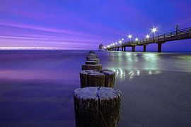 Seebrücke in Zingst zur Blauen Stunde von Martin Köbsch