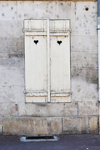 Giebel mit Fensterläden mit Herzen