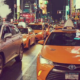 Auto's en taxi's op Times Square - Nacht in New York van Carolina Reina