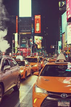 Auto's en taxi's op Times Square - Nacht in New York van Carolina Reina