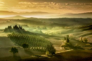Sunrise in tuscany .