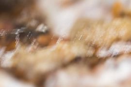 Décoration murale abstraite aux couleurs de la terre et à la lumière douce sur Jolanda de Jong-Jansen