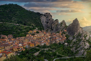 Das Dorf Castelmezzano und die Felsen der Dolomiti Lucane