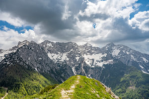 Blick auf das Grintovec-Gebirge von Goli vrh aus