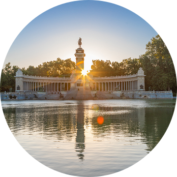 De roeivijver van het park Retiro en het  monument voor Alfonso XII in Madrid tijdens zonsopgang van Kim Willems