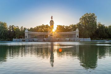 Le bassin d'aviron du parc du Retiro et le monument à Alfonso XII à Madrid au lever du soleil