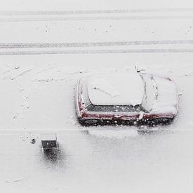 Rotes Auto in verschneiter Landschaft von Paul Hemmen