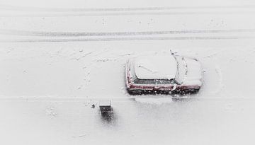 Rode auto in sneeuwlandschap van Paul Hemmen