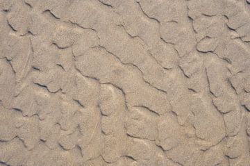 Zandpatronen op het strand door de wind die over het zand blaast van Sjoerd van der Wal