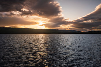 Paysage naturel suédois - Coucher de soleil sur le lac Hällsjön