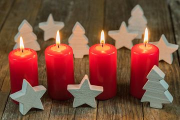 Avent de décoration de joyeux Noël avec bougies rouges allumées et ornements blancs sur Alex Winter