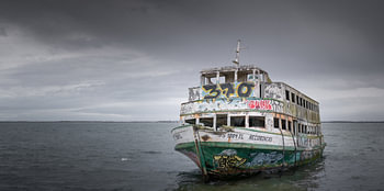 Bateau abandonné avec des graffitis en pleine mer