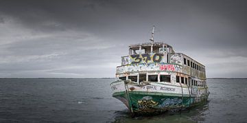 Oude passagiersveerboot in Sebutal Portugal van Jonas Weinitschke
