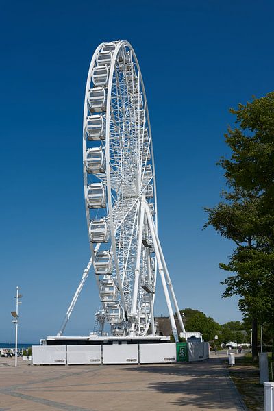 Ferris wheel in Kühlungsborn on the Baltic Sea by Heiko Kueverling
