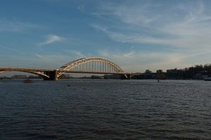 Die Waalbrücke Nijmegen bei Flut