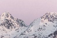 Bergen in sneeuw bij zonsondergang | Roze pastel reisfotografie | Lofoten, Noorwegen van Dylan gaat naar buiten thumbnail