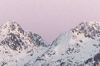 Bergen in sneeuw bij zonsondergang | Roze pastel reisfotografie | Lofoten, Noorwegen