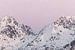 Bergen in sneeuw bij zonsondergang | Roze pastel reisfotografie | Lofoten, Noorwegen van Dylan gaat naar buiten