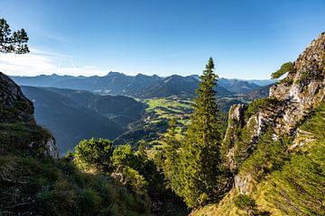 Uitzicht vanaf de Sorgschrofen op de Tannheimse bergen en de Iseler van Leo Schindzielorz