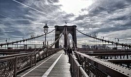 Op de Brooklyn bridge, New York City. van Anita Meis