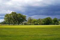 Landschap van platteland met dreigende regenwolken