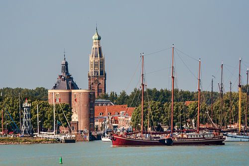 Zicht op de haven van Enkhuizen met driemaster en Dromedaris