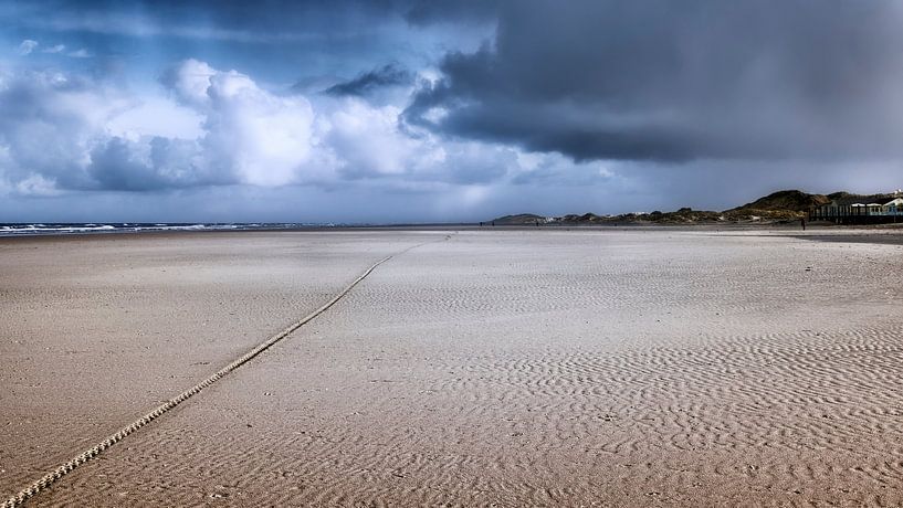 Strand von Terschelling bei herannahendem Regenschauer von Marianne van der Zee