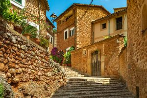 Spanien Mallorca, Blick auf das malerische alte mediterrane Bergdorf Fornalutx