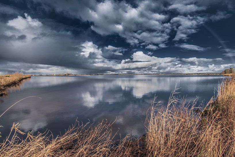 Gespiegelde wolken boven Eeltjemeer/Eeltsjemar omzoomd door een rietkraag. von Harrie Muis
