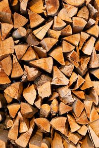Gestapeltes Brennholz für den Kamin