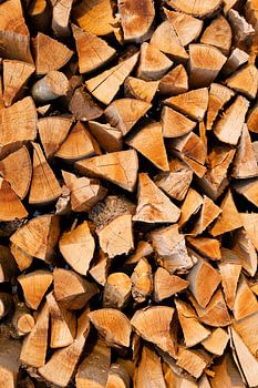 Gestapeltes Brennholz für den Kamin