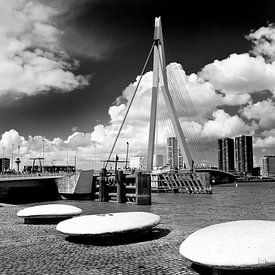 De Erasmusbrug vanaf de Kop van Zuid in Rotterdam van Peter Hofwegen