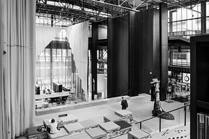 LocHal nieuwe bibliotheek in Tilburg bij het station in zwartwit van Marianne van der Zee