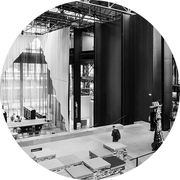 LocHal nieuwe bibliotheek in Tilburg bij het station in zwartwit van Marianne van der Zee