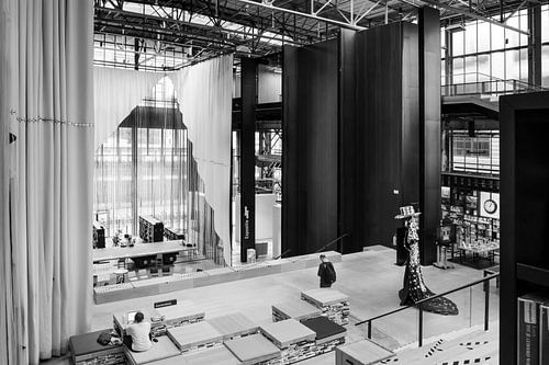LocHal nieuwe bibliotheek in Tilburg bij het station in zwartwit