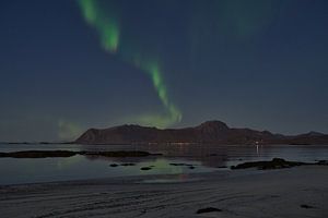 Aurora Borealis met reflectie op de Lofoteneilanden van Kai Müller