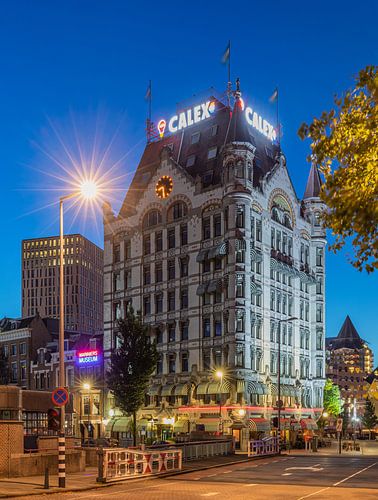 Het Witte Huis in de Oudehaven in Rotterdam tijdens het blauwe uurtje