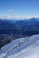 Sneeuw in de zomer met uitzicht op Innsbruck en de Serles, Tirol (Oostenrijk)