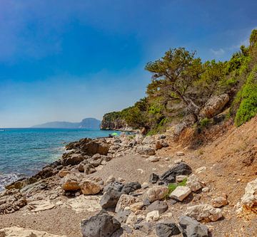 Strand vol rotsblokken genaamd Scorcio su Ziu Martine, Cala Gonone, Sardinia, Italië van Rene van der Meer
