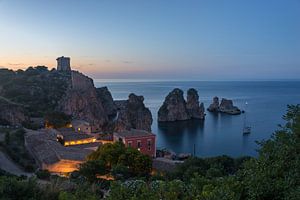 Tonnara und Faraglioni rocken in Scopello in der Abenddämmerung von iPics Photography