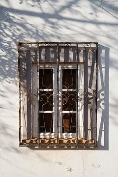 Spiel von Licht und Schatten an einem Fenster an der Algarve in Portugal von Western Exposure