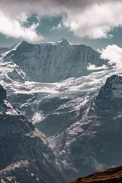 Une montagne impressionnante dans l'Oberland bernois sur Hidde Hageman