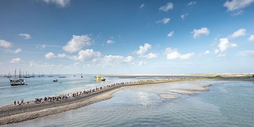 Pier in de haven van Terschelling met boten