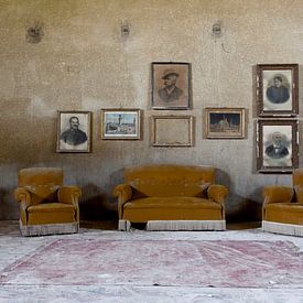 salle de séjour dans une villa abandonnée sur urbex lady