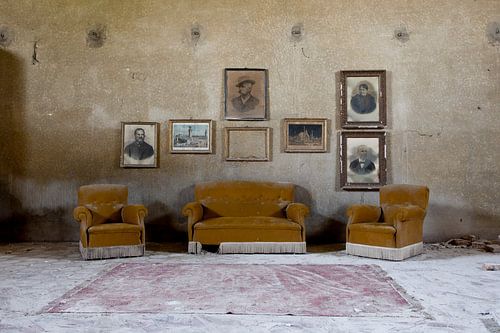 salle de séjour dans une villa abandonnée