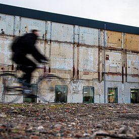 Fietser bij Oude Suikerfabriek van Weg van het Noorden