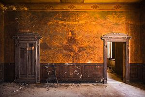 Beschädigtes Fresko an der Wand.